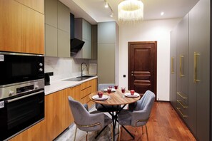 Junior Apartment - windows overlook the wall | Cuisine privée