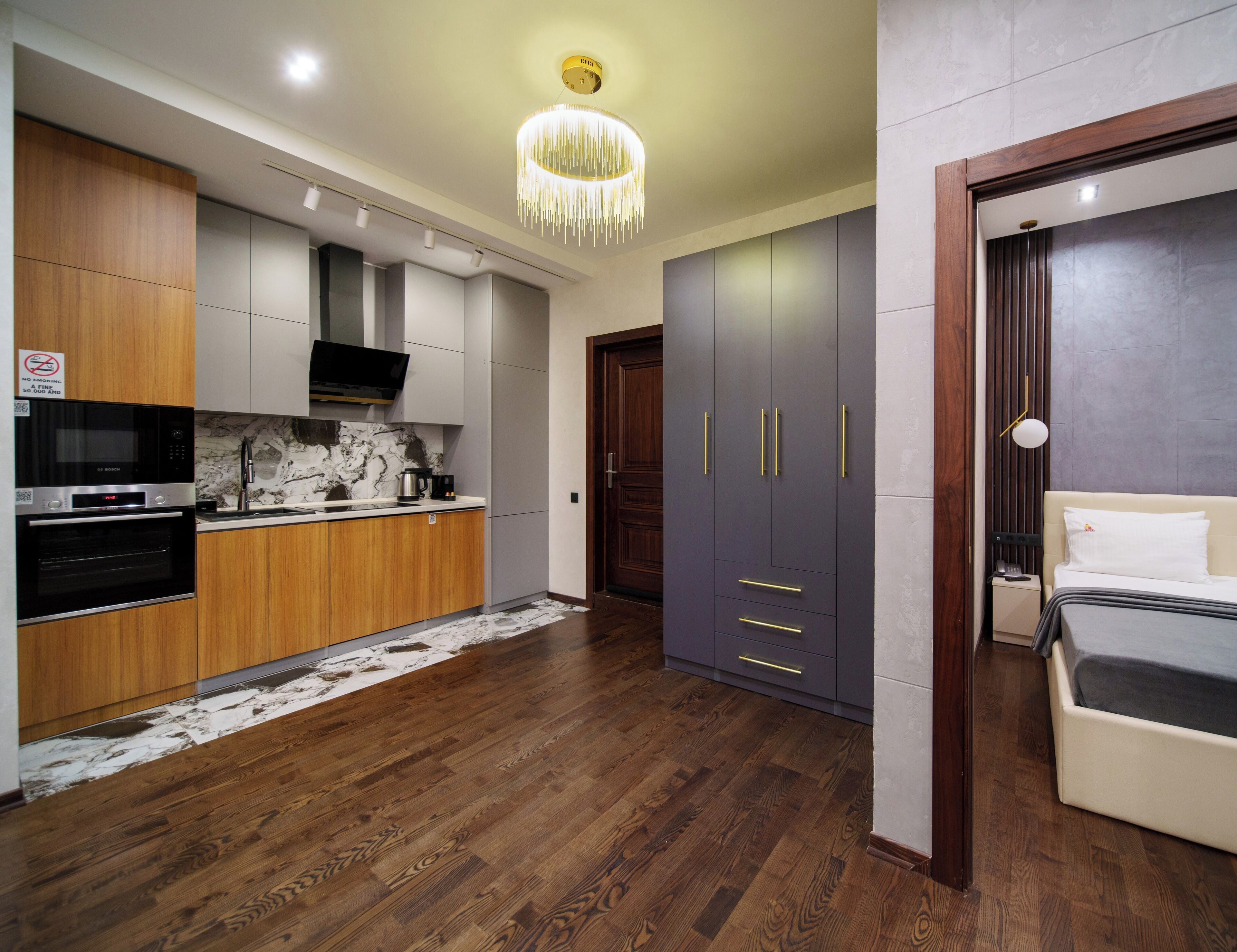 Junior Apartment - windows overlook the wall | Zona de estar | Smart TV de 41 pulgadas con canales por cable