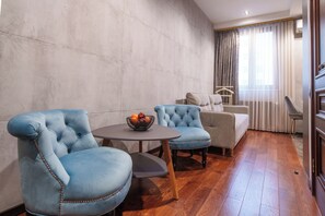 Superior-Apartment | Wohnbereich | 41-Zoll-Smart-TV mit Kabelempfang