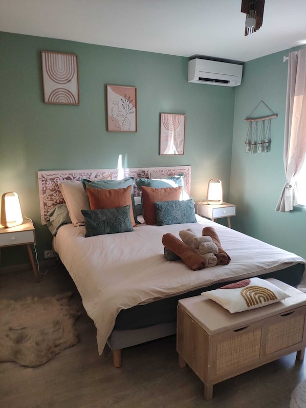 2 bedrooms, desk, iron/ironing board, travel crib