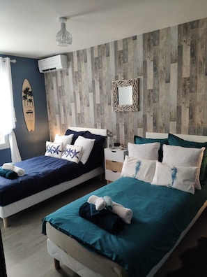 2 slaapkamers, een bureau, een strijkplank/strijkijzer, reisbedje