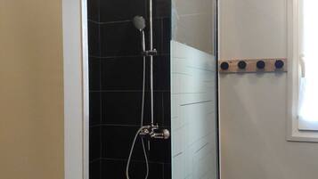 Een douche, een haardroger, handdoeken, zeep