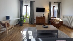 Family Quadruple Room, 1 King Bed with Sofa bed | Desk, laptop workspace, blackout drapes, WiFi (free) - Affittacamere Ca' da Mazapedar (Lugo)