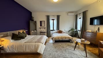 Familien-Vierbettzimmer, 1 King-Bett und Schlafsofa | Schreibtisch, laptopgeeigneter Arbeitsplatz, VerdunkelungsvorhÀnge