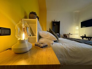 トラディショナル ダブルルーム キングベッド 1 台 | デスク、ノートパソコン用作業スペース、遮光カーテン、WiFi (無料)