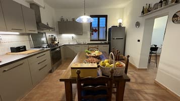 Refrigerador, microondas, cafetera de espresso y cafetera y tetera