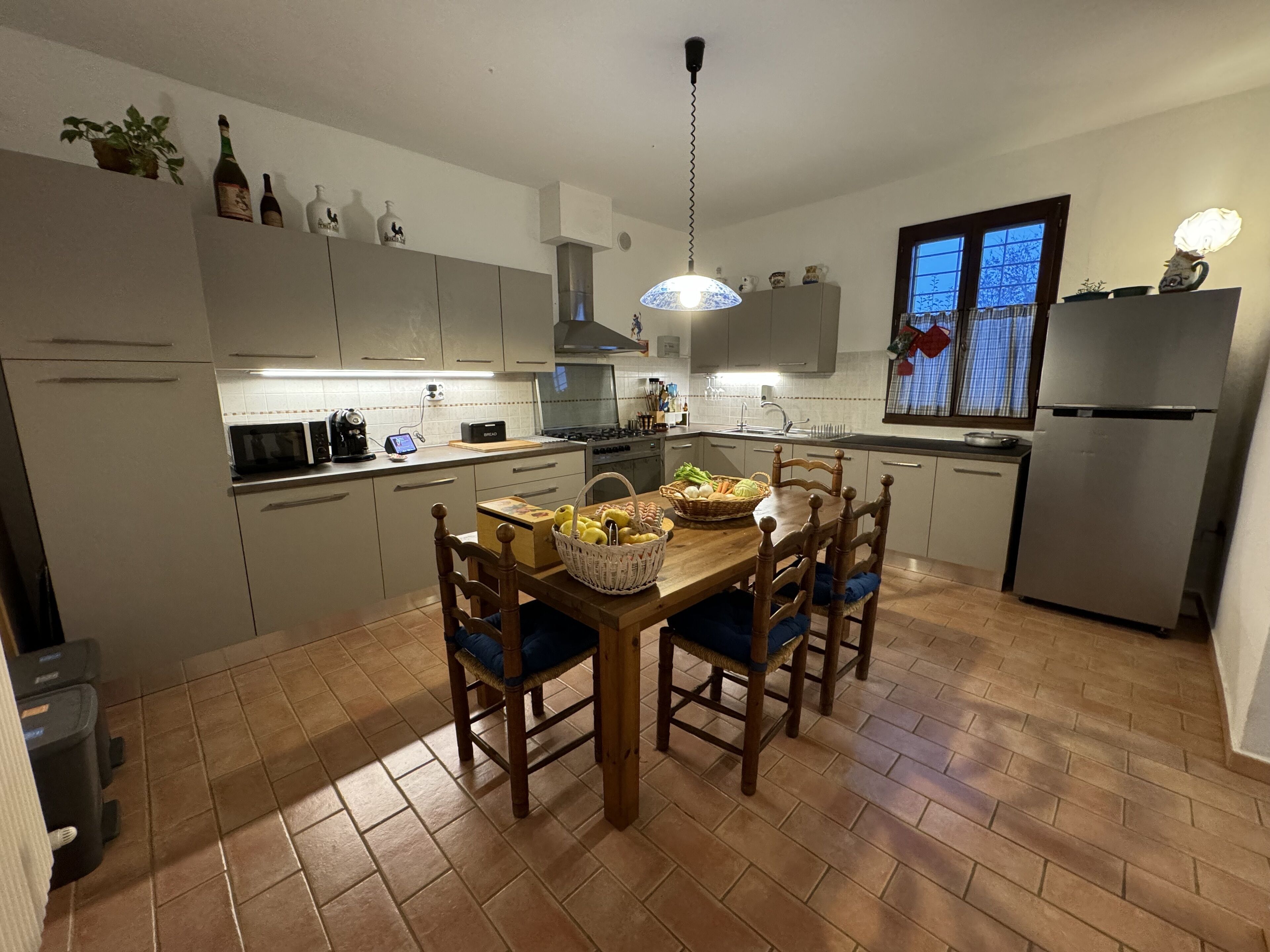 Kühlschrank, Mikrowelle, Espressomaschine