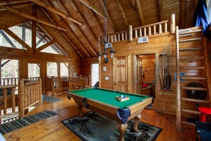 Game room - Dream on the Stream -HotTub+PoolTable+FirePit+MORE (Pigeon Forge)