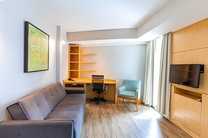 Leilighet | Oppholdsområde | En 30-tommers TV med kabel-kanaler