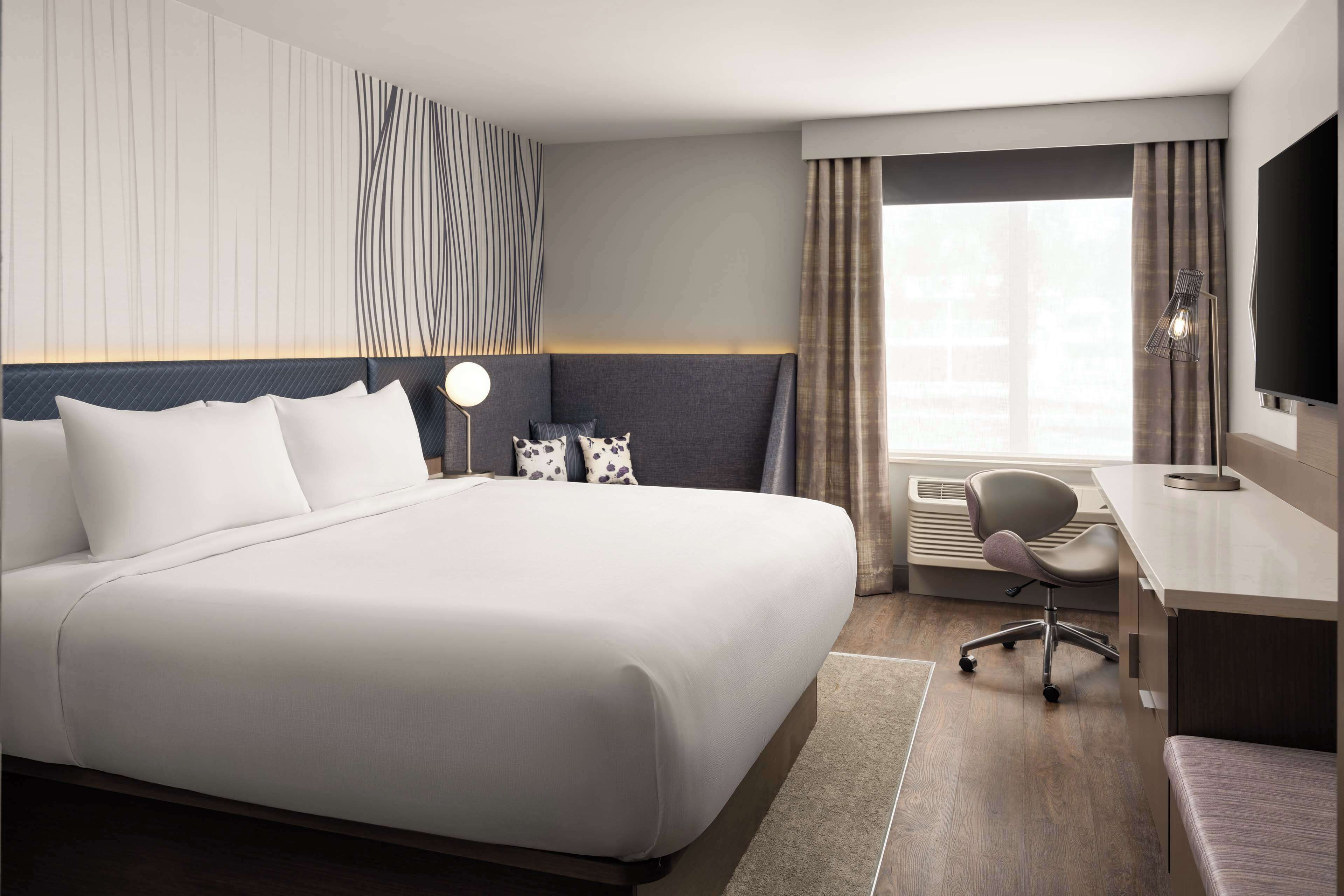 Een bureau, een laptopwerkplek, verduisterende gordijnen