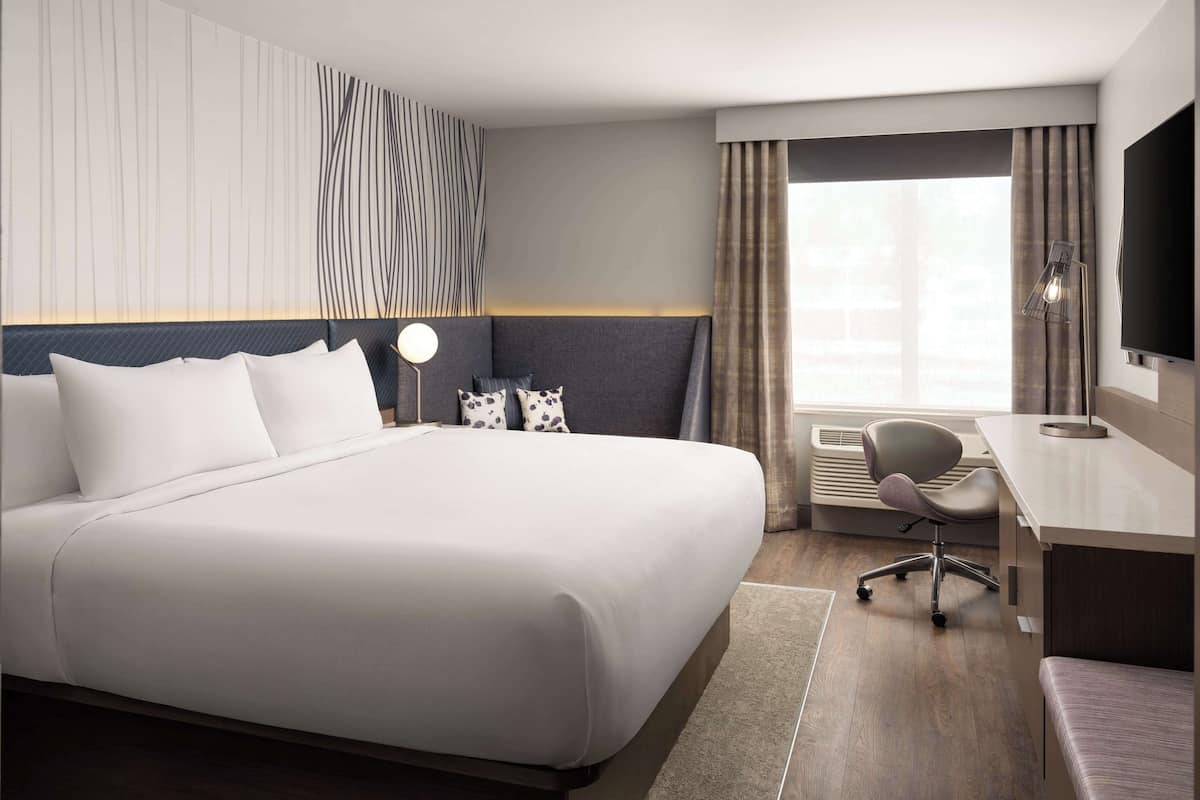 Escritorio, espacio para trabajar con laptop y cortinas blackout