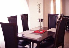 Se ofrece un desayuno inglés (5 USD por persona)