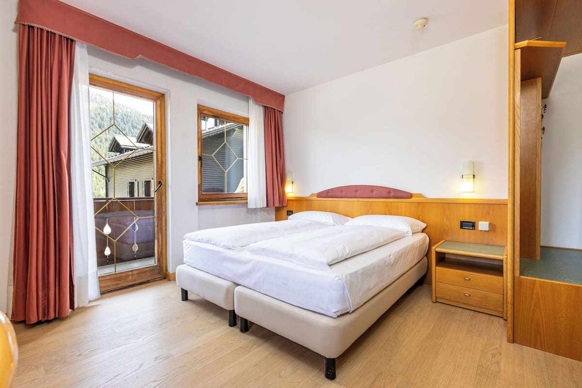 1 bedroom, down comforters, desk, WiFi (free)