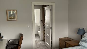 5 bedrooms, desk, iron/ironing board, WiFi