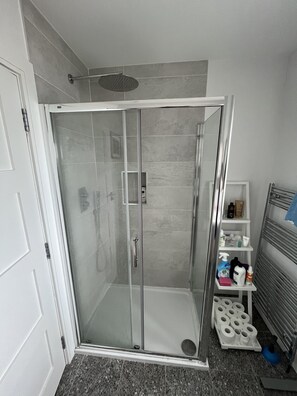 Dusche, Haartrockner, Handtücher, Seife