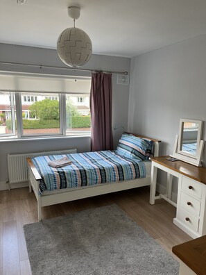 5 Schlafzimmer, Schreibtisch, Bügeleisen/Bügelbrett, WLAN