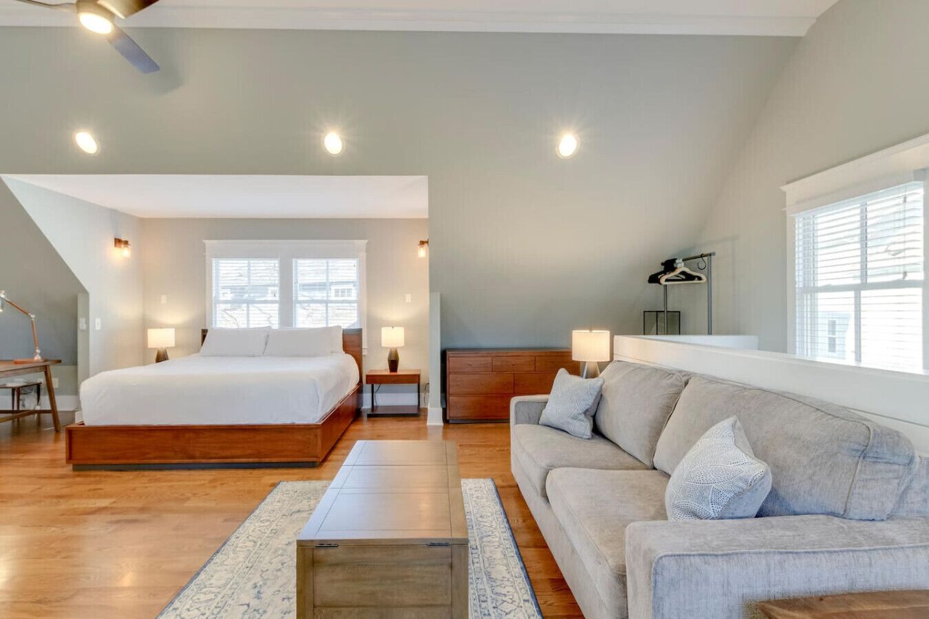 Escritorio, tabla de planchar con plancha, wifi y ropa de cama 