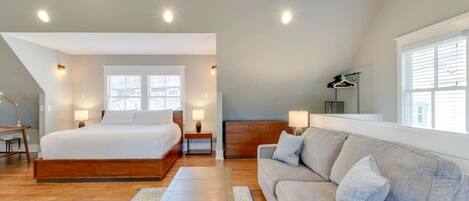 Een bureau, een strijkplank/strijkijzer, wifi, beddengoed