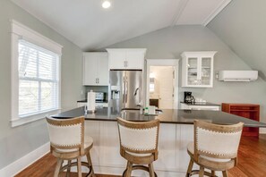 Réfrigérateur, micro-ondes, lave-vaisselle, cafetière/bouilloire