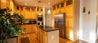 Spacious 5 BR w/Mountaintop Views-2 Min to Hunter