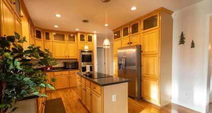 Spacious 5 BR w/Mountaintop Views-2 Min to Hunter