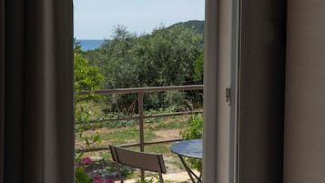 Chambre Triple Deluxe, vue mer | Terrasse/Patio