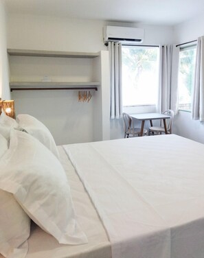 Standaard kamer, 1 slaapkamer, uitzicht op zee, aan het strand | Individueel gedecoreerd, gratis wifi, beddengoed