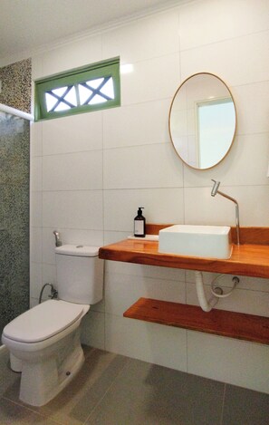 Standard Room, Partial Ocean View | Bathroom | Free toiletries, hair dryer, towels, soap