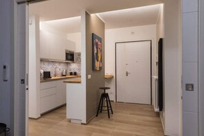 Frigorifero, microonde, piano cottura, lavastoviglie