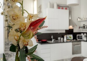 Mikrobølgeovn, ovn, kokeplater og oppvaskmaskin