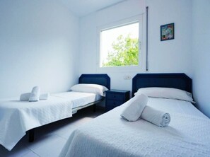 3 bedrooms, iron/ironing board, WiFi, bed sheets