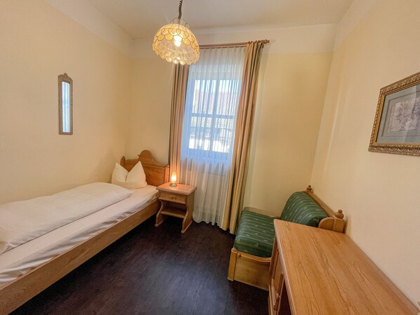 8 bedrooms, WiFi, bed sheets