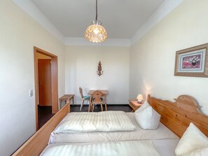 8 bedrooms, WiFi, bed sheets