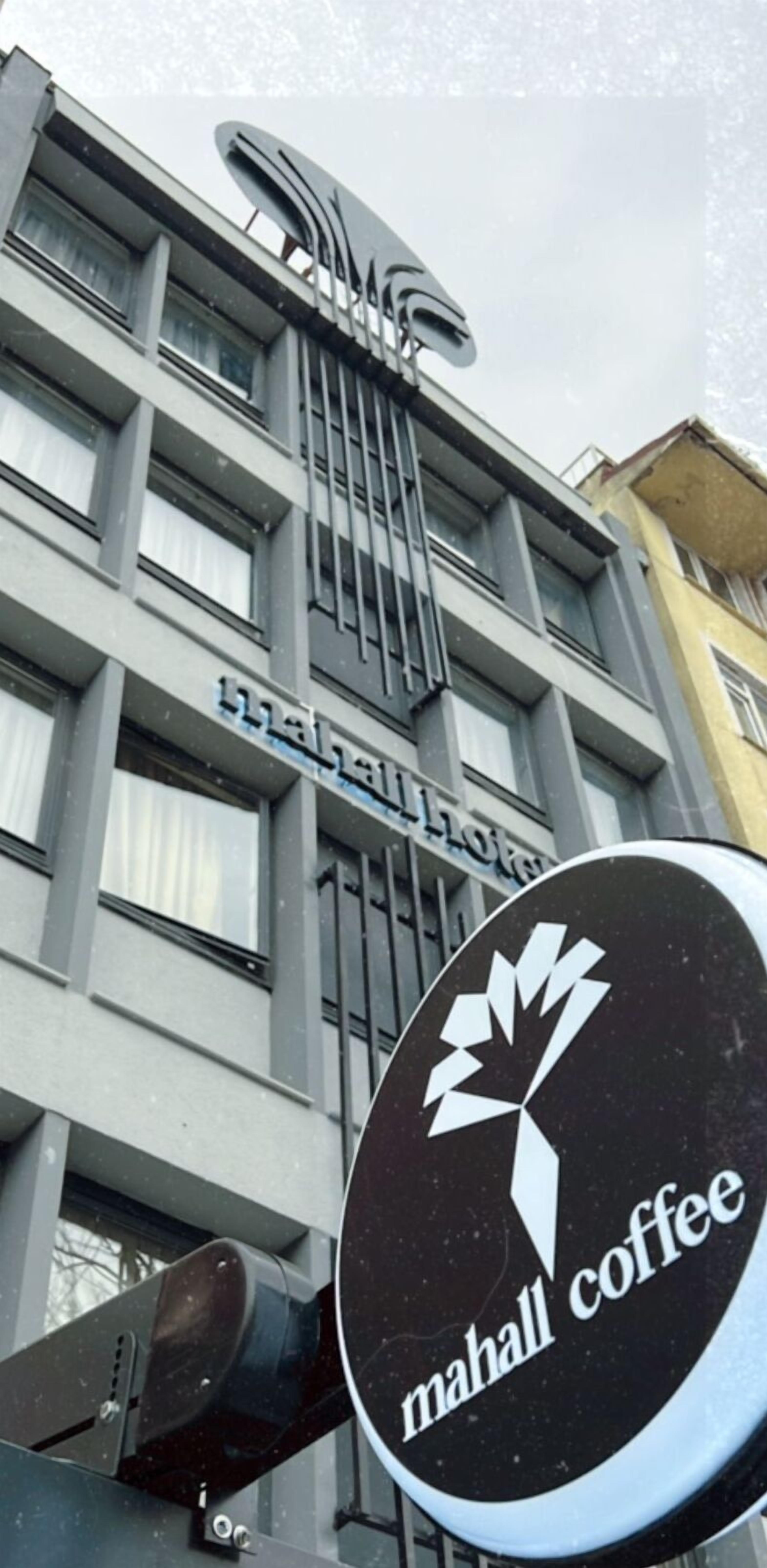 Ein Gebäude mit einem Schild, auf dem ‚Mahall Coffee‘ steht.