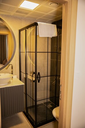 Shower, rainfall showerhead, hair dryer, slippers - Mahall Hotel (Istanbul)