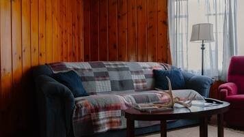 Hunters Den LivingRoom5