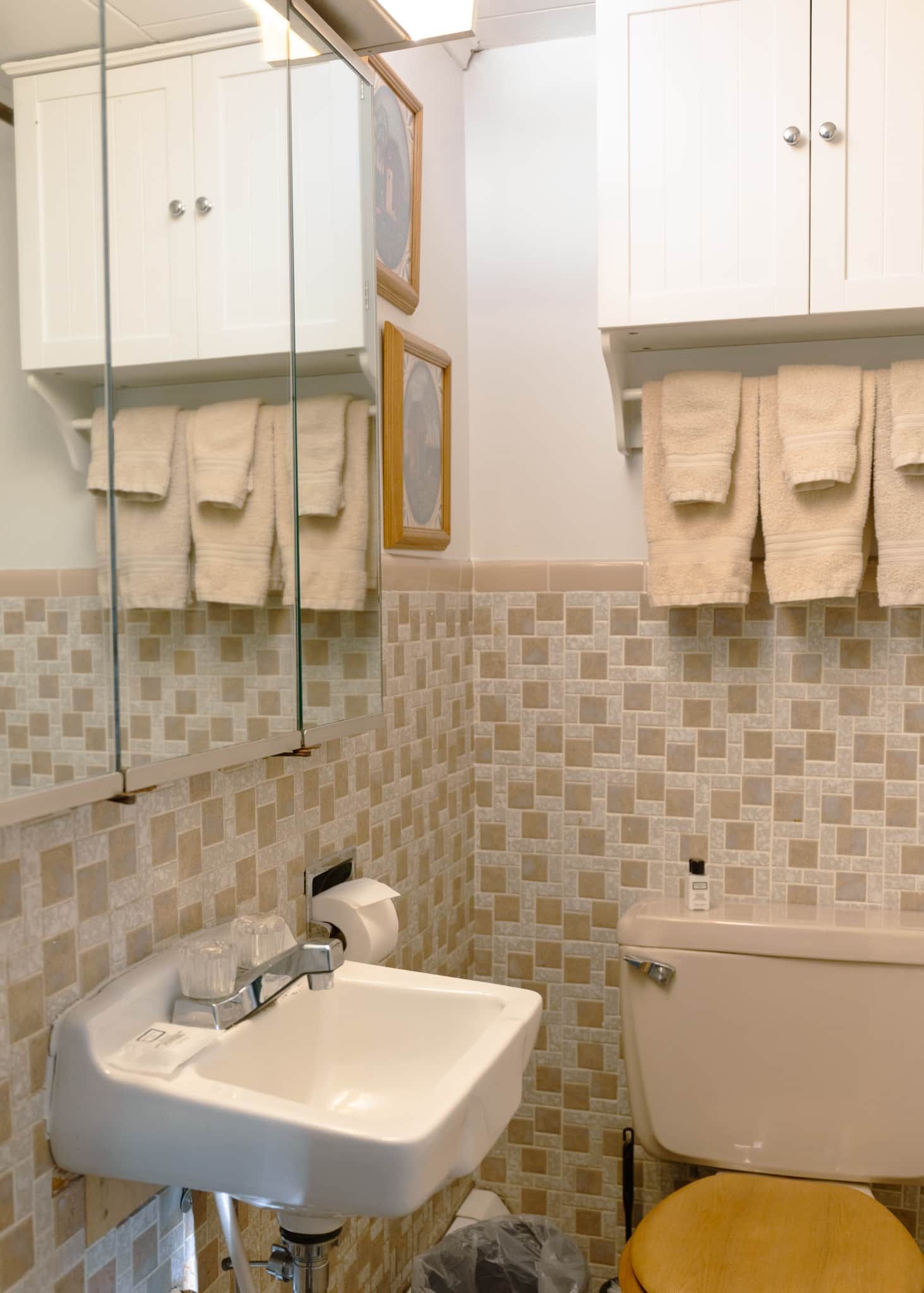 Hunters Den Bathroom1