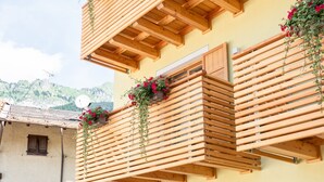 Een gebouw met houten balkons en bloembakken.