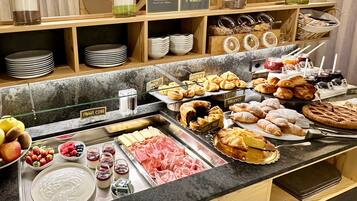 Café da manhã com buffet grátis todos os dias