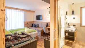 Een moderne slaapkamer met een bed, een bureau en een televisie.