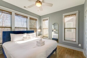 4 chambres, bureau, fer et planche à repasser, lit de bébé portatif