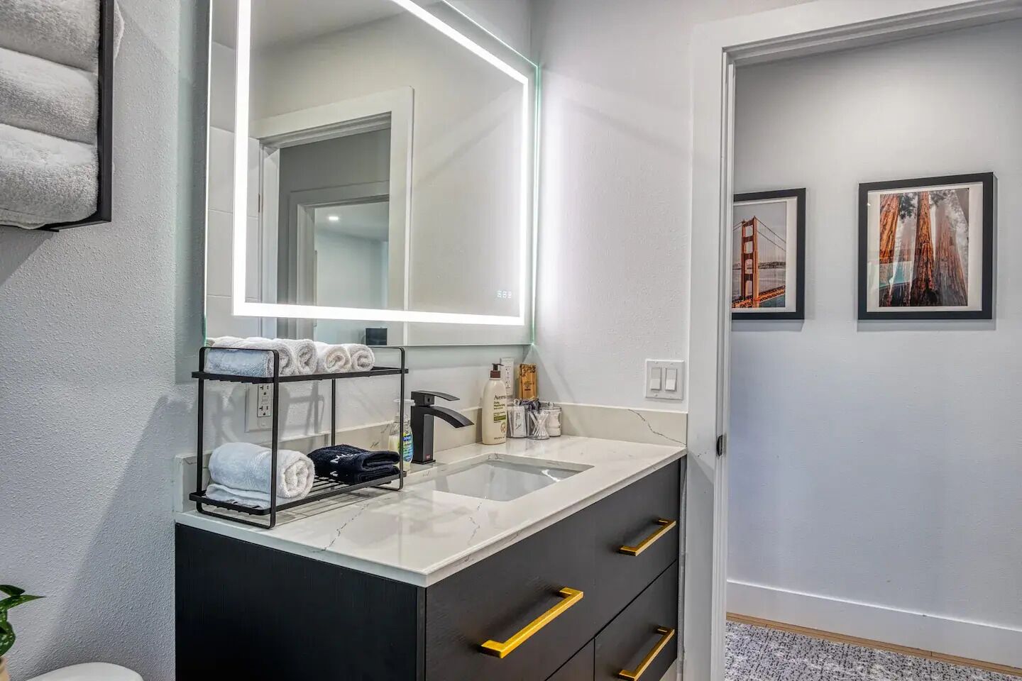 Dusch, hårtork, handdukar och tvål