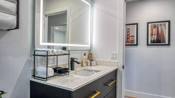 Chuveiro, secador de cabelo, toalhas de banho, sabonete