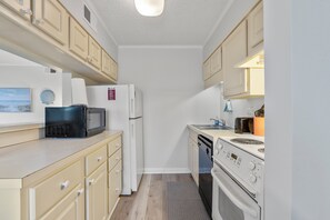 Køleskab, mikrobølgeovn, ovn, kogeplade