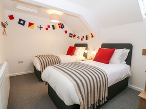 2 bedrooms, individually decorated, individually furnished, free WiFi - 2 Dew Street (Menai Bridge)