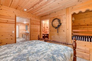 6 bedrooms, iron/ironing board, Internet, bed sheets