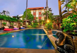 Outdoor pool - Raesto Vip Bali  (Kuta)