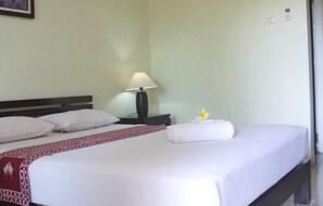Standard Single Room, 1 Twin Bed, Smoking, Bathtub | Premium bedding, in-room safe, desk, soundproofing - Raesto Vip Bali  (Kuta)