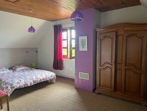 3 slaapkamers, een bureau, reisbedje, gratis wifi