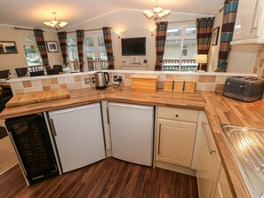 Geladeira, lava-louças, chaleira elétrica, torradeira